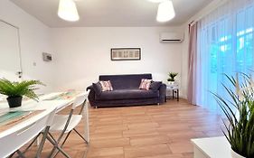 Central 2 Bedroom Apt Terrace And Pool